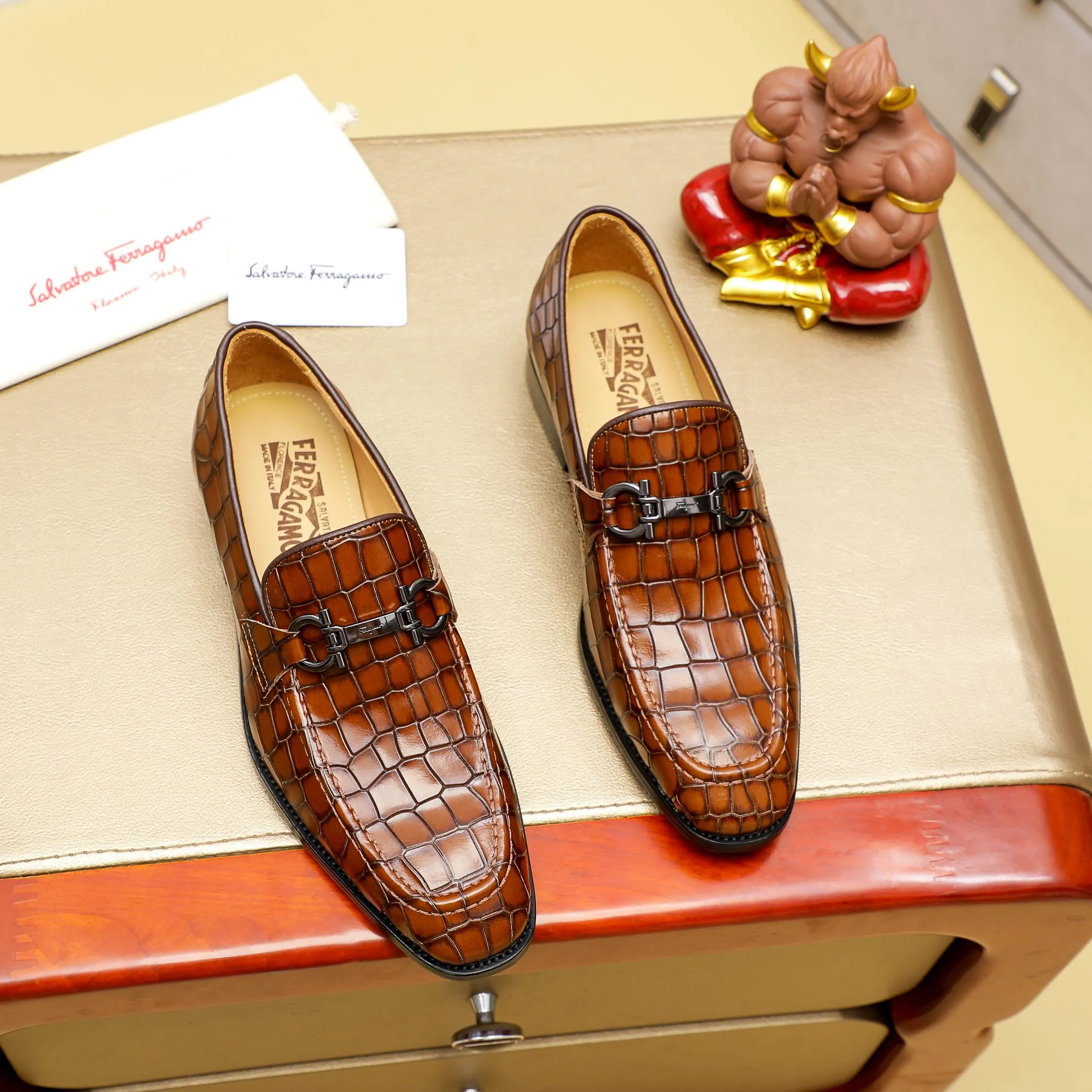 Men's shoes 💰460 🕷🕷🐂【Ferragamo】Ferragamo Popular fashion leather shoes🇨🇳Official website counter 1:1 production, original mold opening💯Good quality can be seen, imported high-end first-layer waxed calfskin, water-dyed🐂leather lining🌿very clear texture, high-quality waterproof, non-slip and wear-resistant outsole🎋high quality and low price, truly handmade🍓2 colors available! Code number 38-44……(45.46.Customized)